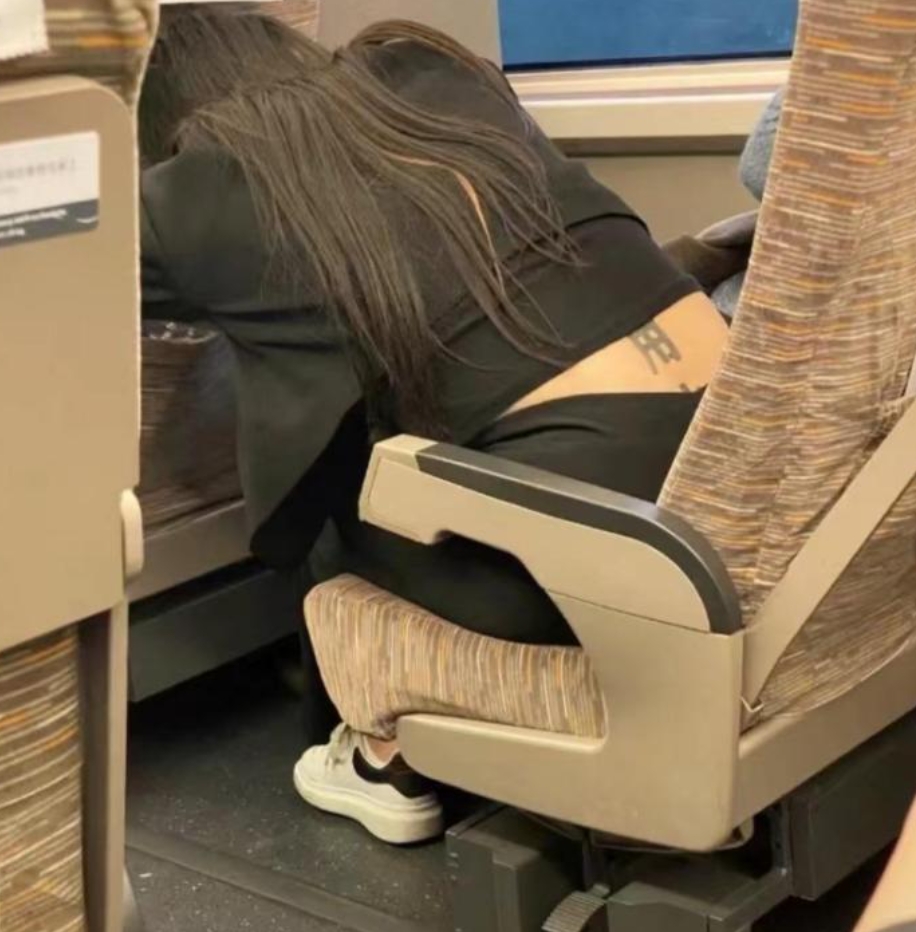 哈哈哈，你猜这纹的是什么字？捂脸笑~