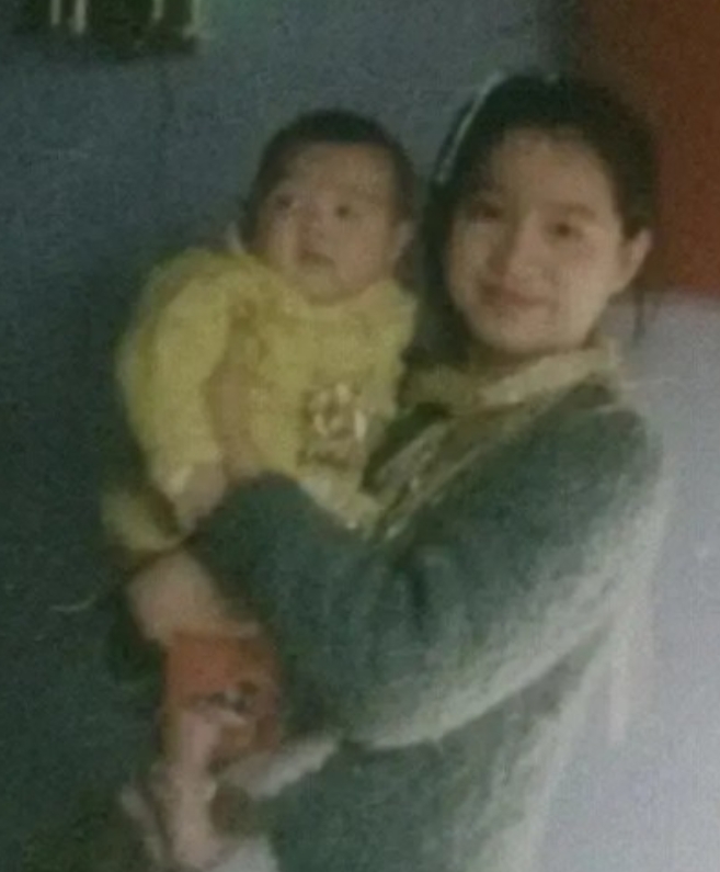 1976年，女知青红梅抱着4岁的儿子回到了北京，母亲看着她怀里的孩子直接破口大骂