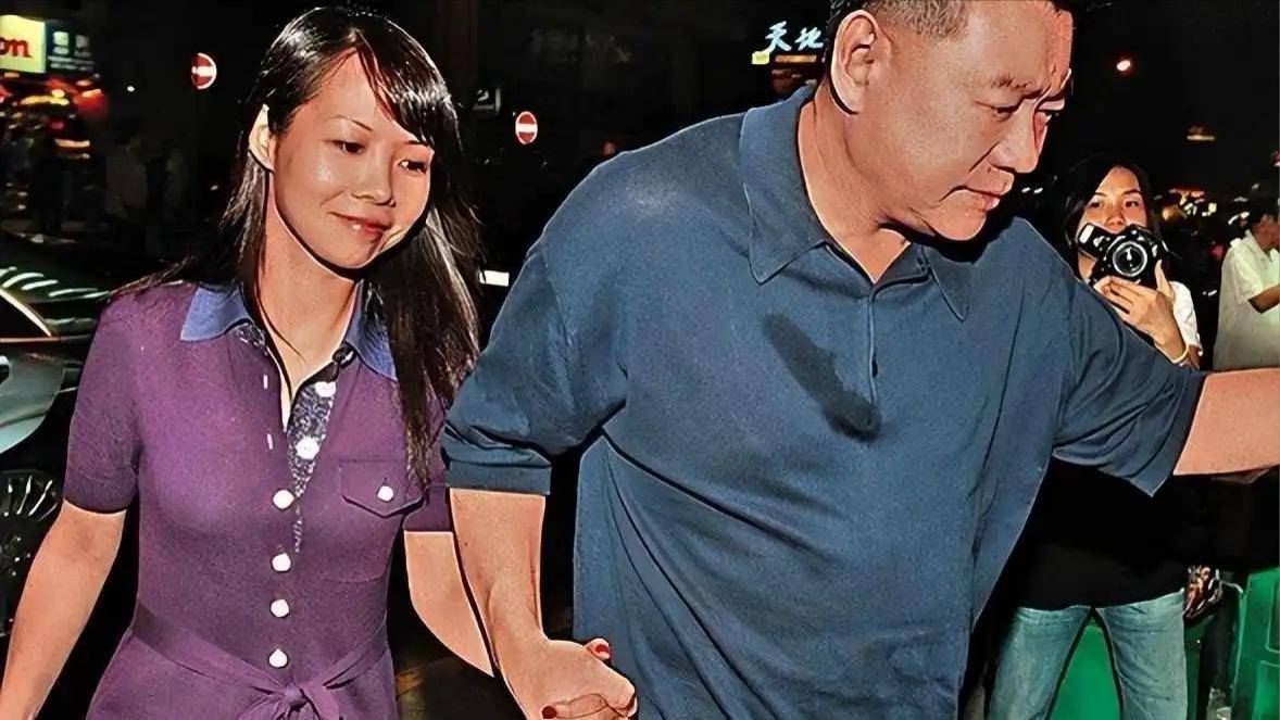 跟了刘銮雄15年，眼睁睁看着他娶了别人，连700亿的汤都没捞着！