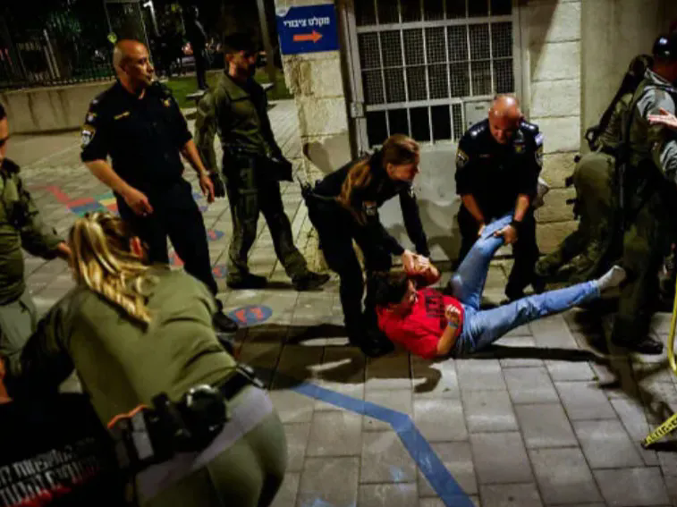 以色列突发大事件，内塔尼亚胡住宅被包围！
据报道，4月3日晚上，大批游行示威者包