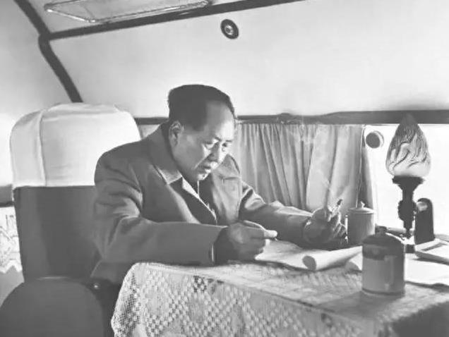 1959年，毛主席直言：“如果还要实行包产到户，两年不到，会出现两极分化，就会有