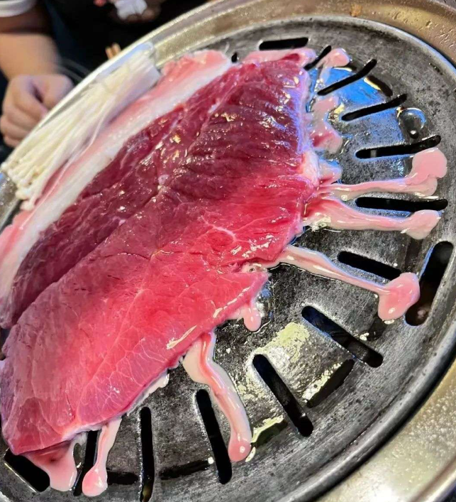 遇到这样的烤肉绝对不能吃，猪肉也有合成的