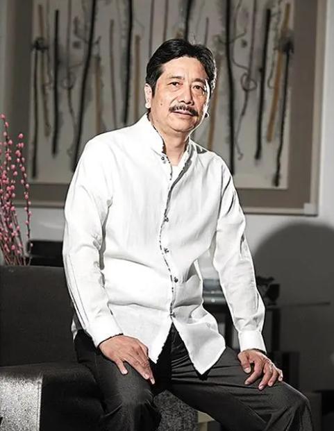 鲁迅长孙周令飞的挣扎与逃离：光环下的重负与自我追寻