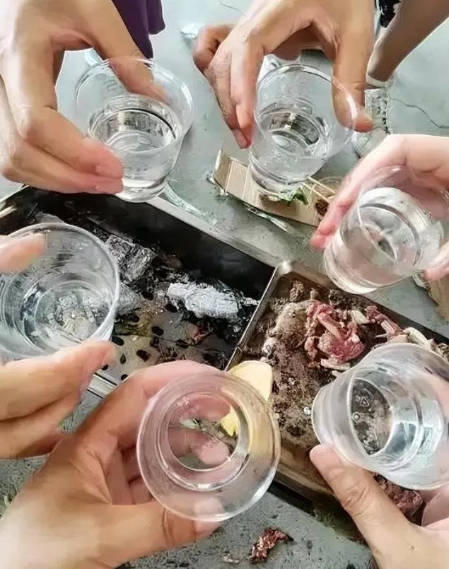“他自己醉酒下水游泳的，出了事却让我们赔49万元，凭什么？”山东淄博，一男子在饮