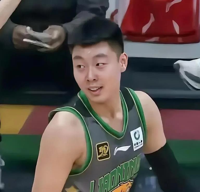 辽篮艰难终结上海队16连胜，最终比分117--114，杨鸣能够赢得比赛胜利，就是
