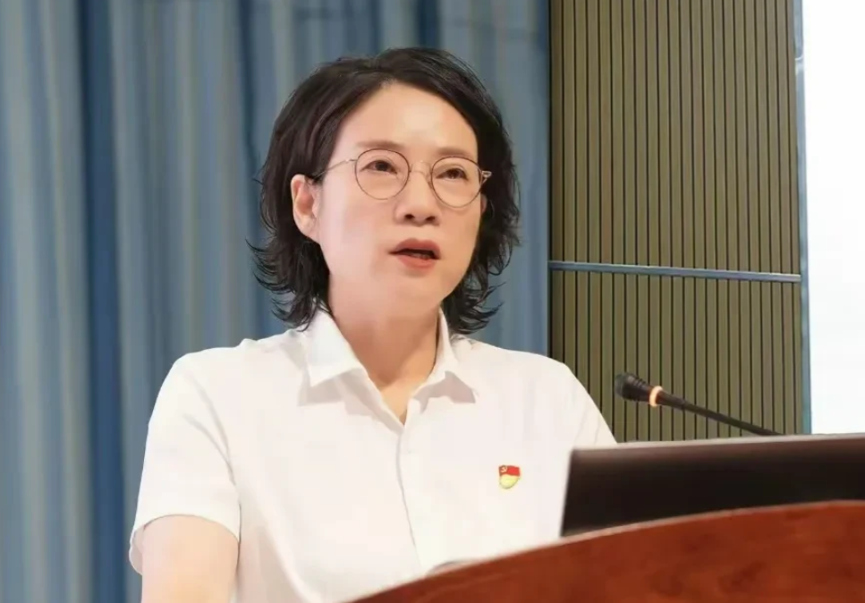 胡丽，1964年生于湖南南县，不知道哪年毕业于哪所学校，不知道她的初始学历信息，