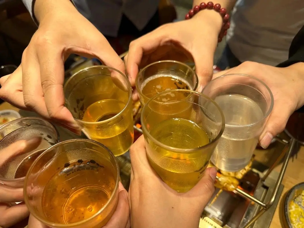江苏淮安，男子和同事喝酒，同事酒精中毒晕倒在地，男子不顾自己也喝了酒，就开车送同