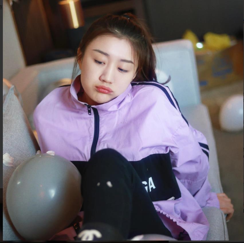 陈梦生日也不忘炫富，嘟嘴装嫩，坐没坐样儿！

陈梦穿了一件紫色的巴黎世家外套，她