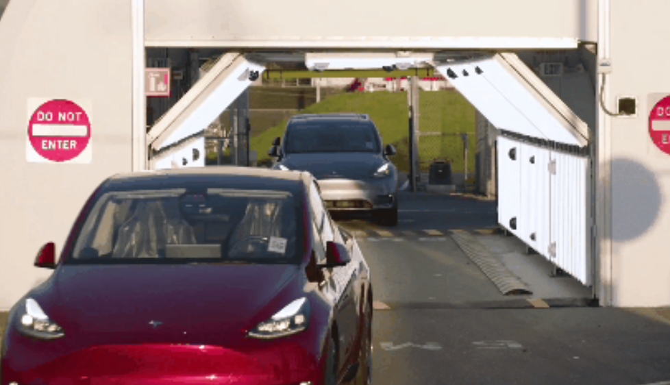 春节还没过，特斯拉就放出了一个王炸。
从现在起，所有生产的特斯拉从生产车间出去后