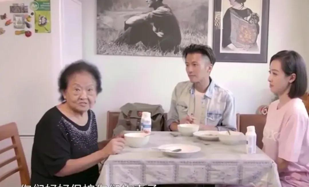 一次美食节目上，一个老奶奶一边喝谢霆锋做的美味汤，一边问谢霆锋“你结婚了没”？谢
