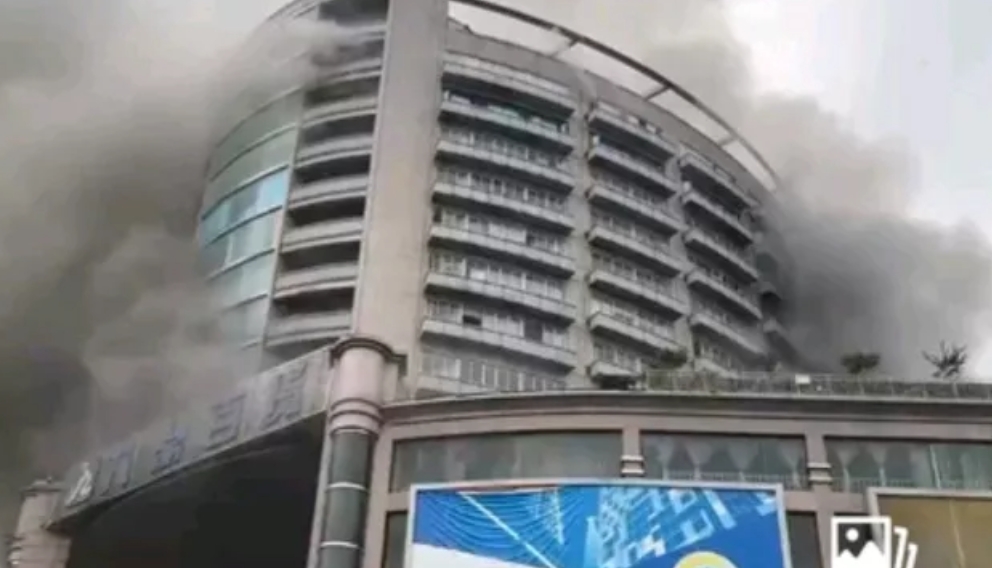 7月18日，四川自贡市高新区生态环境与应急管理局发布情况通报，此次火灾事故由施工