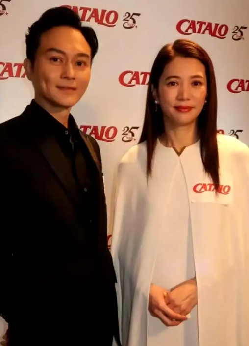 张智霖袁咏仪夫妇，他们的儿子长得好好啊，像个外国小孩