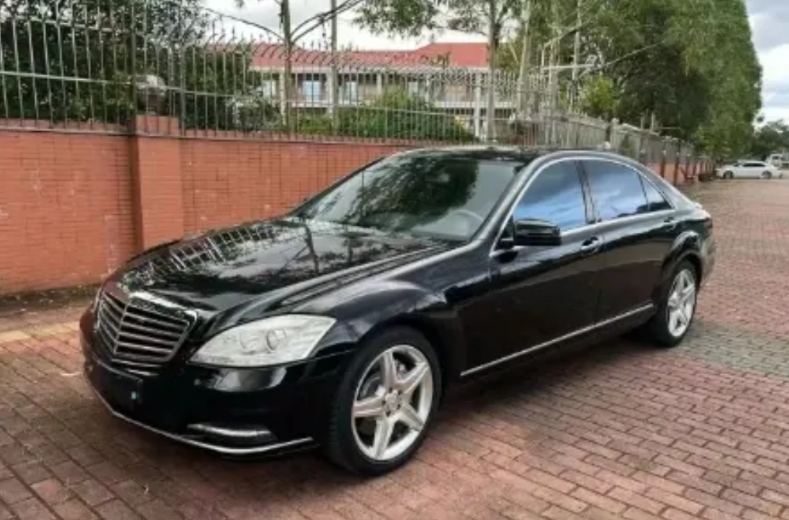 江苏，朋友欠男子200万还不上，提出用价值300万的豪车抵债。男子欣然答应，并过