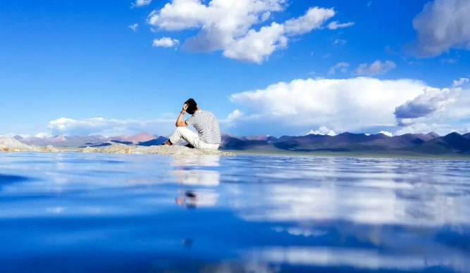中年以后才发现：人生中最贵的东西，都是免费的……阳光、空气、朗朗霁月、璀璨群星、