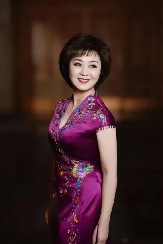 李胜素，一位京剧舞台上的璀璨明珠，她的外貌华丽非凡，气质高雅。她的声音如泉水般清