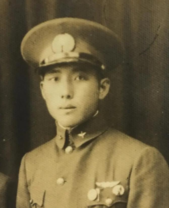 他是中国第一代飞行员，飞机被击中后无奈跳伞，面对包围他的日军，他将手枪中的最后一