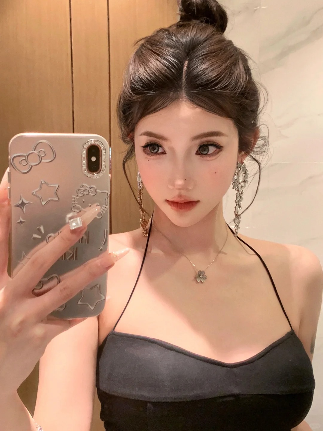 放弃幼态审美 做气质姐姐
我滴新美甲💅🏻
短发也能扎的丸子头 巨显发量多
