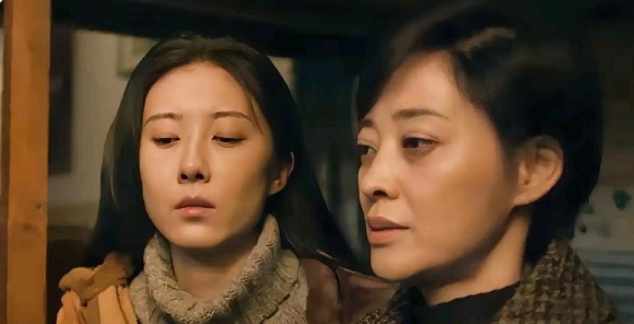 《六姐妹》中老大何家丽扮演者
梅婷的眼睛是怎么了？
俩眼圈黑的好像被打了一样！