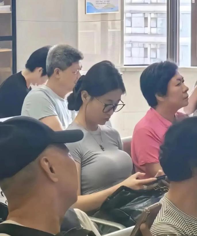 有人在百忙之中挤时间也要去开家长会。