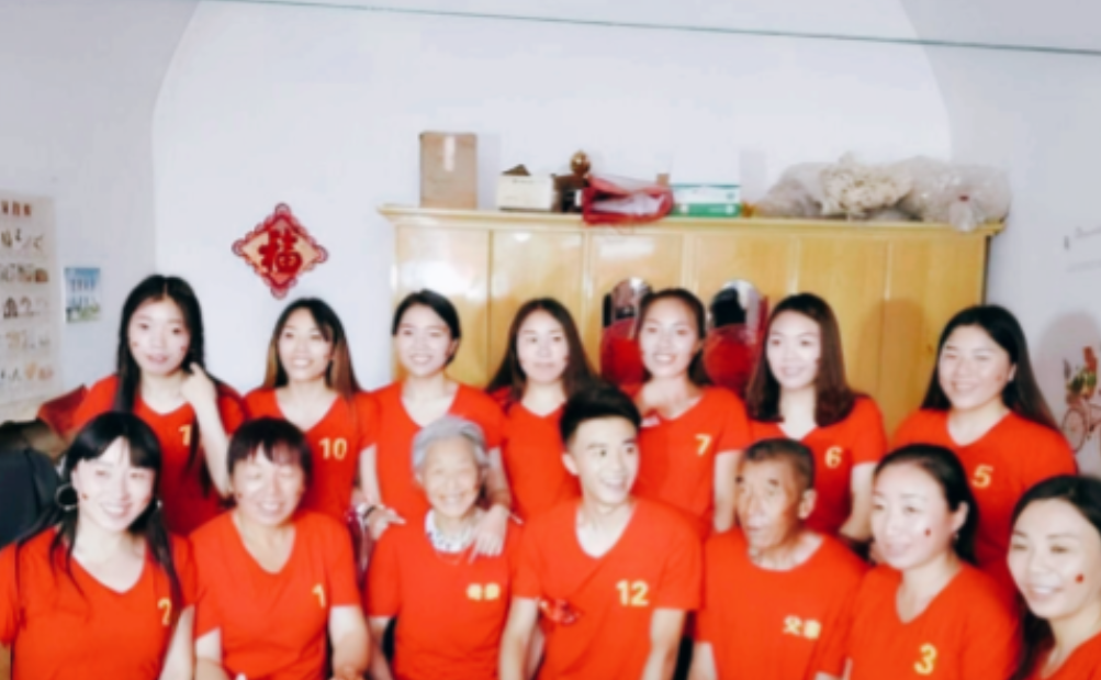 在传统观念与现代生活的交织中，山西的高海贵和李玉珍夫妇走过了一段不寻常的生育旅程