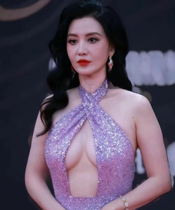 我只能说张萌真的非常喜欢紫色的礼服。
这种礼服有一种梦幻的感觉，走在红毯上飘飘欲