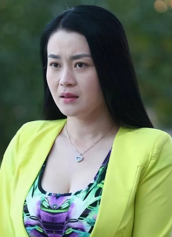 关婷娜：争议中绽放的女演员