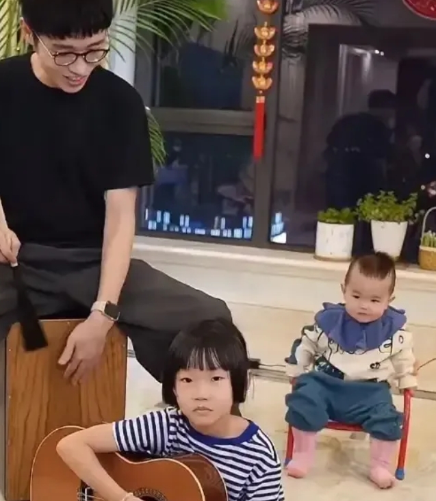 这个世界真的有点欺负老实人了…李行亮是节目里最认真生活的丈夫和父亲…

他说节目