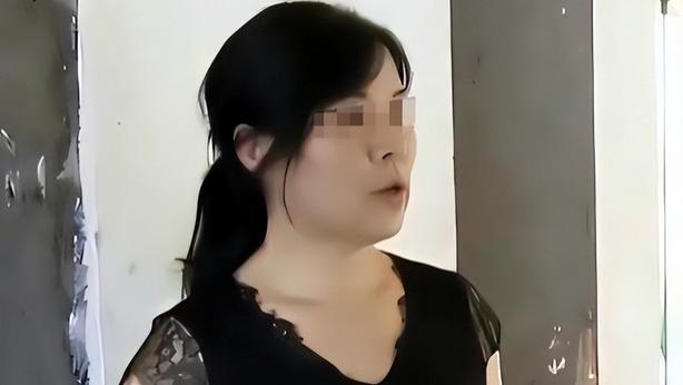 湖南一女子因长得太漂亮，直到55岁没上一天班，三婚三离啃母度日