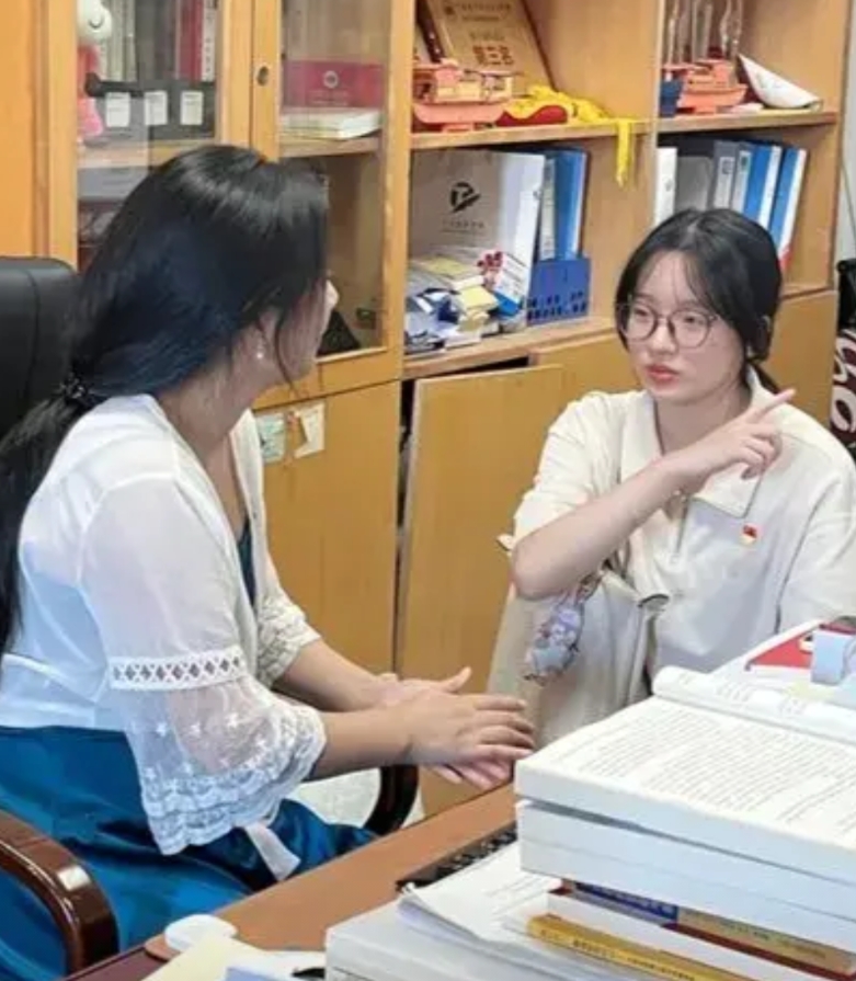 辅导员不会透露给你的内幕
1、大学里废人的两大特征:
·晚上熬夜，早上起不来卡点