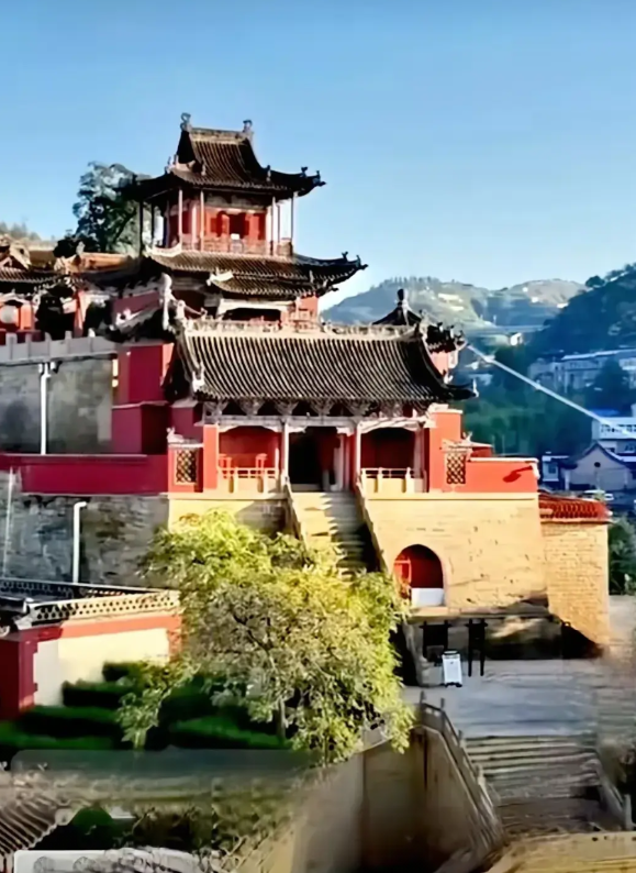 李自成当皇帝和袁世凯差不多，
都没有几天，
都是在北京，
然后李自成之后有了清朝