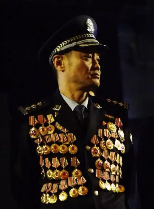 1998年，兰州火车站，1民警正执勤，他突然发现1男子可疑，刚要盘问对方，谁料，