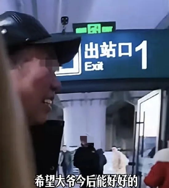 暖心！江苏，一小伙高铁上遇到一眼疾无座大爷，于是小伙赶紧给大爷让座，结果小伙和大