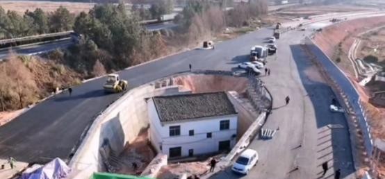 大爷没搬家 修路绕着他家走

                         
