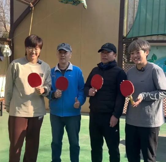 郭焱带着杜姐来到北京龙潭湖公园盘大爷，和北京大爷来了一场混双比赛。
郭指导说这里