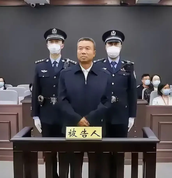 李建平出事后，他的老婆孩子该怎么选择？大概率会做的6件事：

​1、认识到李建平