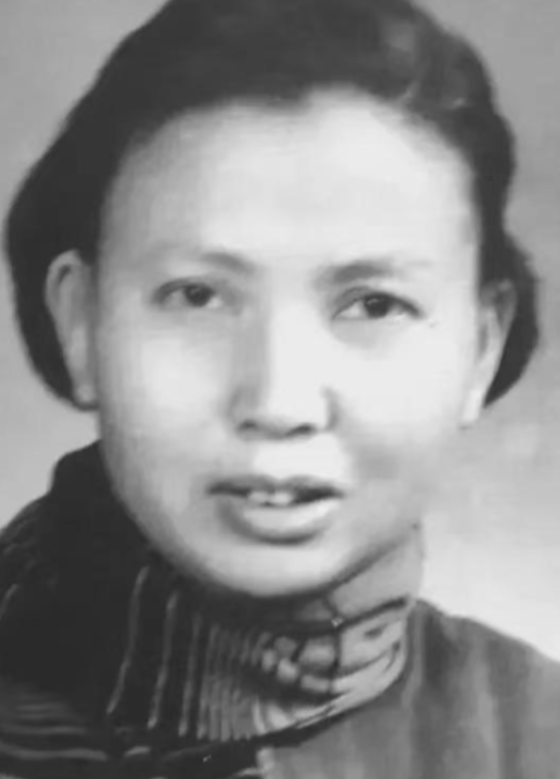 1941年，一名新四军女兵被俘虏，敌人准备活埋她。行刑前，敌人突然问：“你认识莫