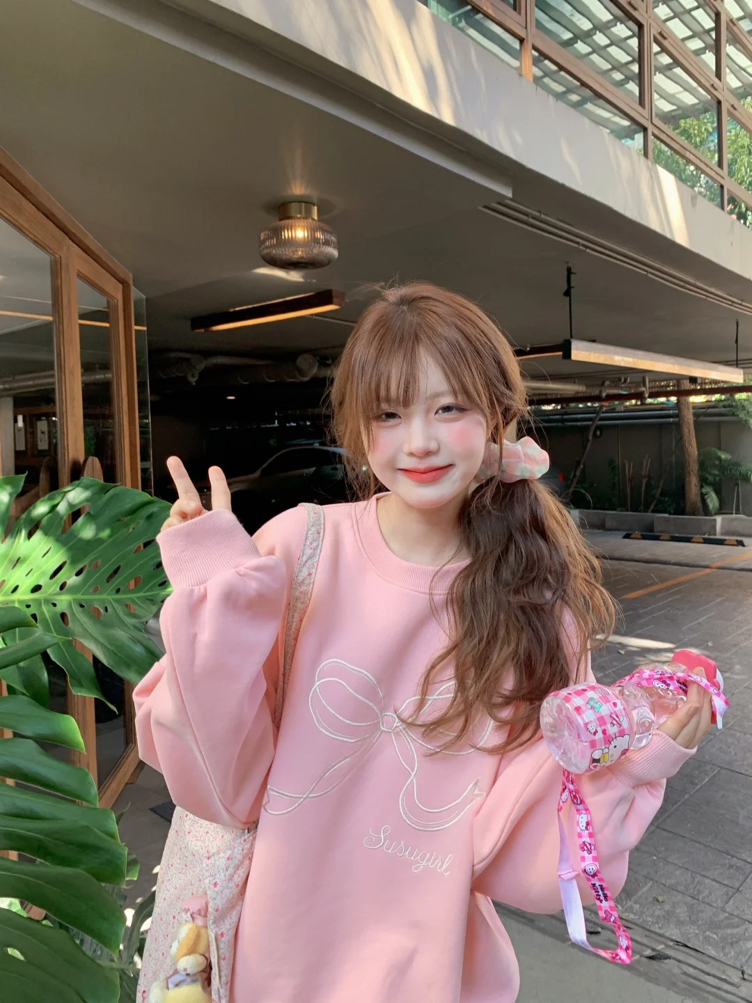 卷发侧马尾不要太甜✿ 🎀 ‧₊˚
粉色卫衣这么甜这么显白的么！！
开始还以为这
