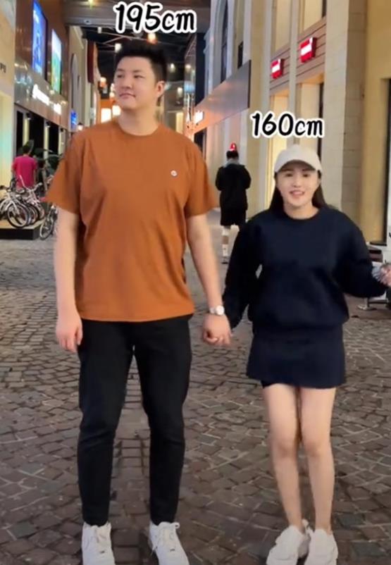 金龟子（刘纯燕）女儿晒照引发关注。女儿没遗传爸爸王宁的身高，与身材高大的老公同框
