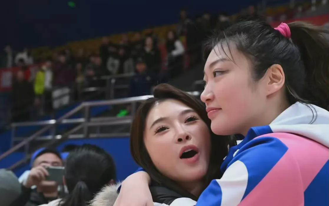 梦热烈拥抱吴艳妮！WCBA四川女篮年后第一场比赛。吴艳妮来了，和李梦，这画面，简