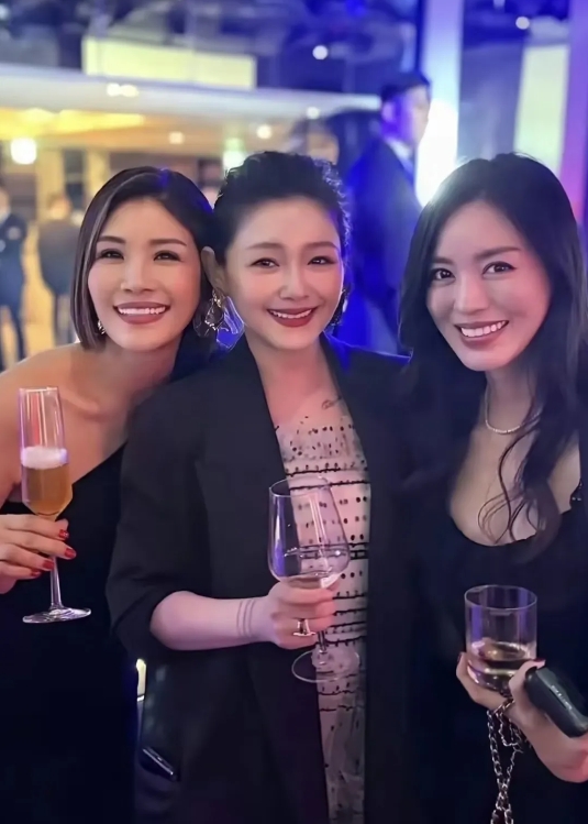 大S，手腕上三道划痕说明了什么？