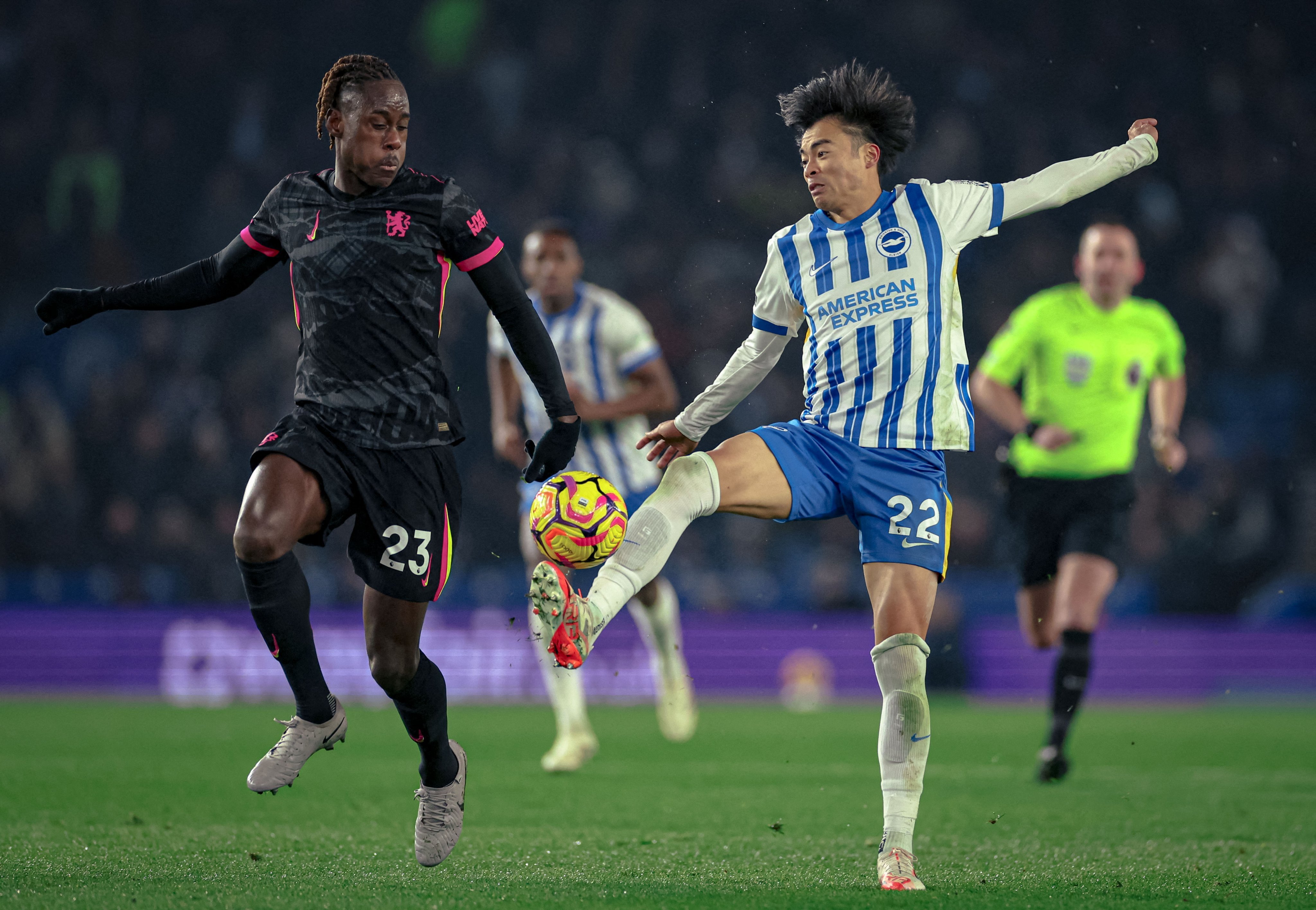 三笘薰神级停球，一周内再次助布莱顿击败切尔西。日本球星三笘薰在比赛中接到布莱顿门