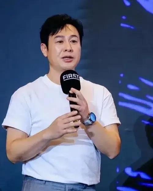 最近张颂文的事情，再一次让人看到互联网的孜孜不倦的造神和毁神过程。先捧的高高的，