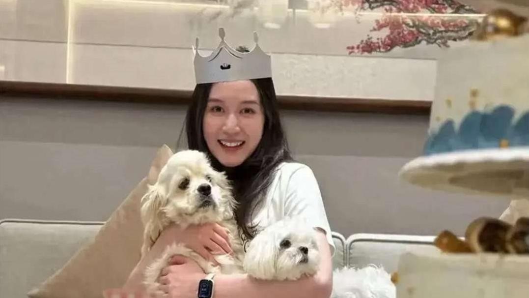 陈思诚25岁小女友晒生日照，被指一脸孕相，恋爱多年得到父母认可