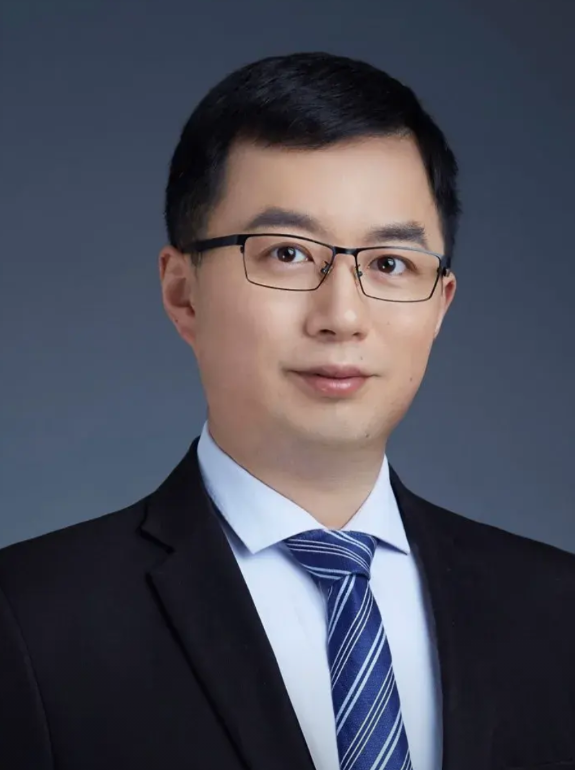 肖梁在美国是副教授，回到中国在北京大学当教授。是不是在美国当副教授，到了中国就能