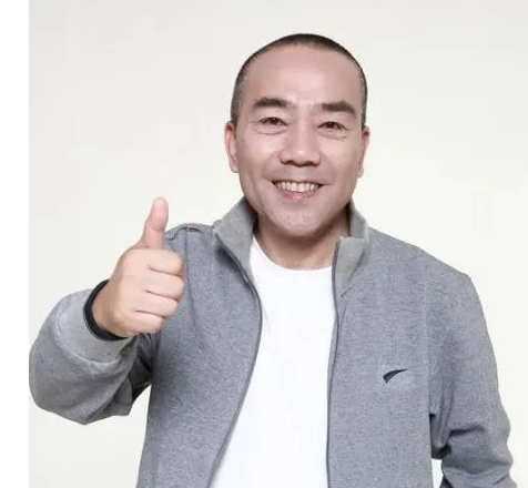 李鑫肯定杨议资历在天津比郭德纲高且称雇人拉横幅不是杨议作风，主要有以下相关内容及
