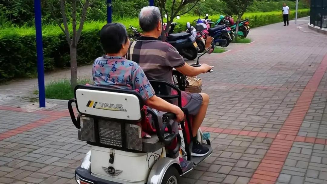 骑车年龄限制放宽，公安部确定60岁后也能考证，可以骑所有电动车