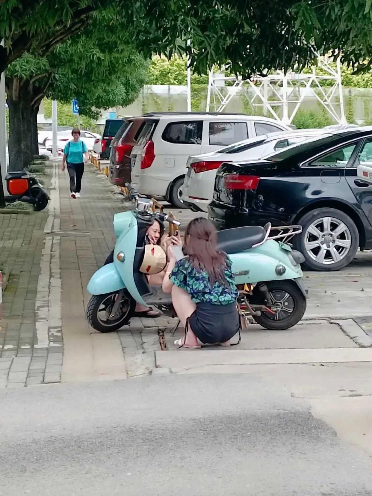 两美女有说有笑的，交流啥呢？
