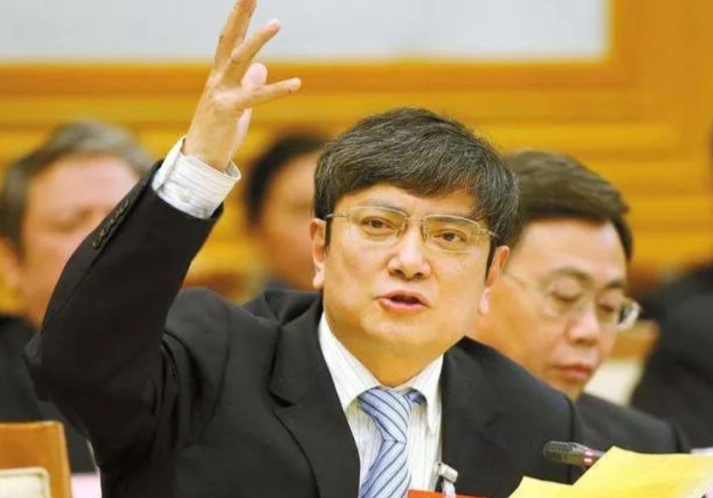 有一次，郑强做报告说“屠呦呦先生”，马上有人反驳道：女的怎么能称呼先生？”郑强气
