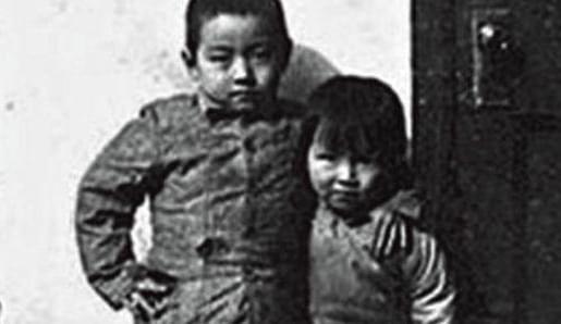 1941年，12岁的重庆男孩康国雄在家门口撞见了蒋介石夫妇。此后，蒋介石每次来汪