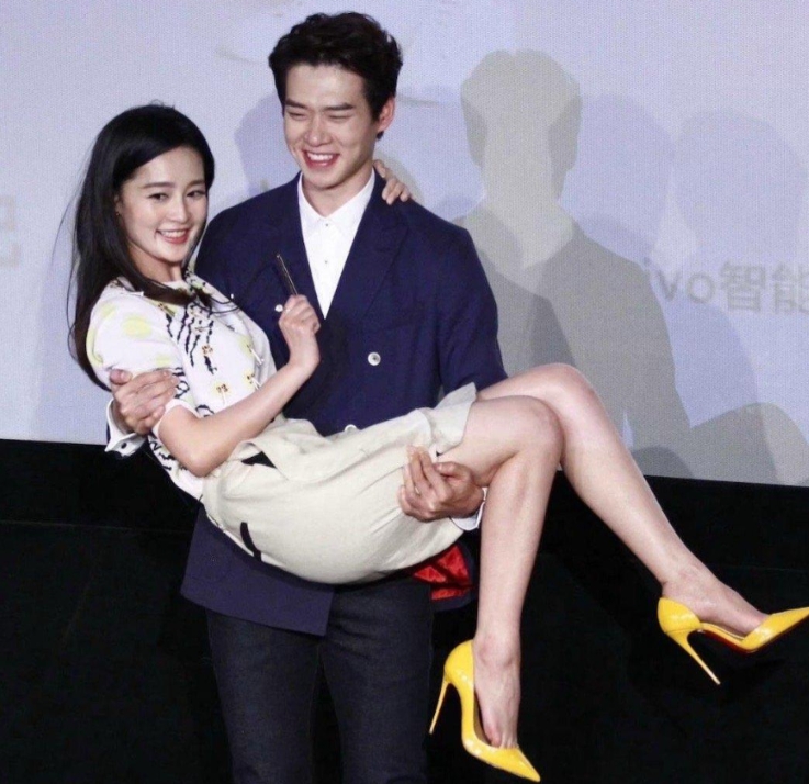 抱得美人归的魏大勋，笑的可真甜啊